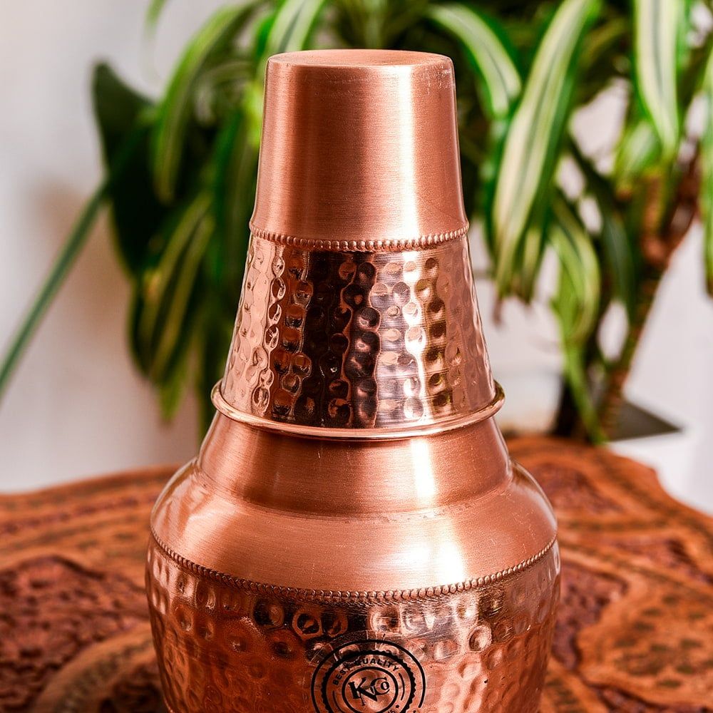 アーユルヴェーダ 銅製コップ付き水差し 槌目仕上げが美しい ウォーターカラフェ ピッチャー 冠水瓶〔約1300 ml〕