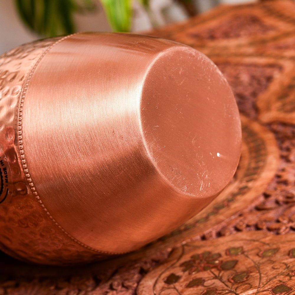 アーユルヴェーダ 銅製コップ付き水差し 槌目仕上げが美しい ウォーターカラフェ ピッチャー 冠水瓶〔約1300 ml〕