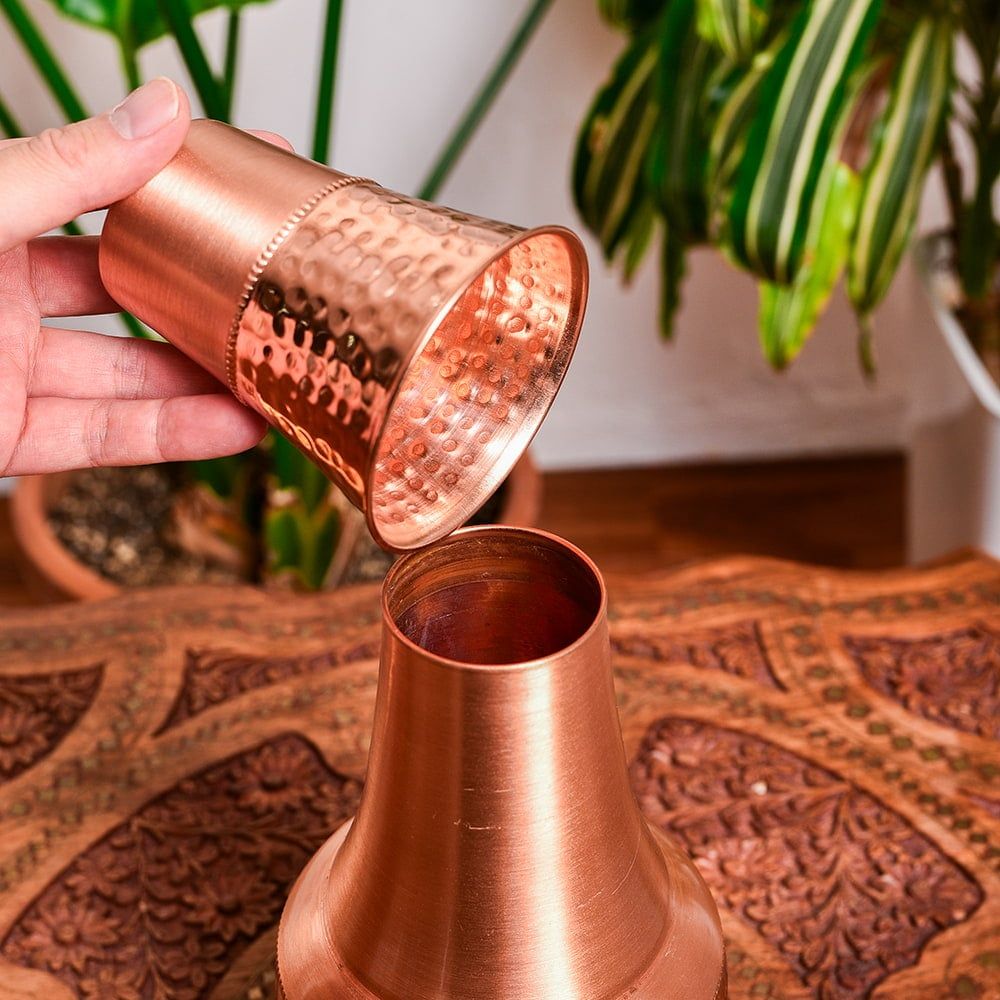 アーユルヴェーダ 銅製コップ付き水差し 槌目仕上げが美しい ウォーターカラフェ ピッチャー 冠水瓶〔約1300 ml〕