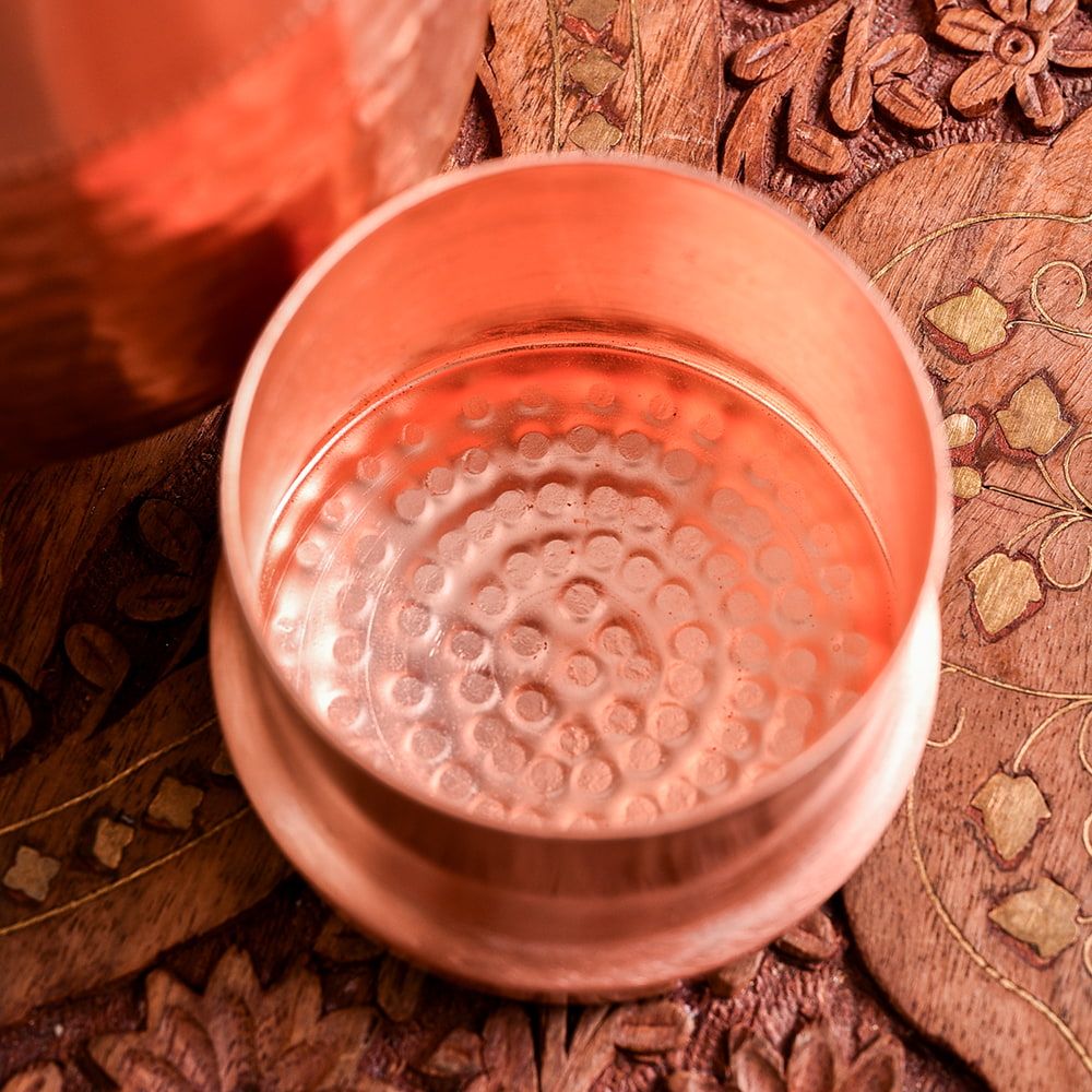 銅製コップ付き水差し 槌目仕上げが美しい