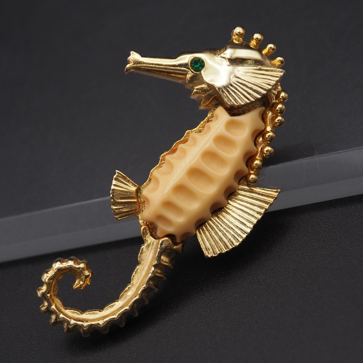 J 239 SPHINX スフィンクス ブローチ タツノオトシゴ エメラルド風 ゴールド デザイン コスチュームジュエリー
