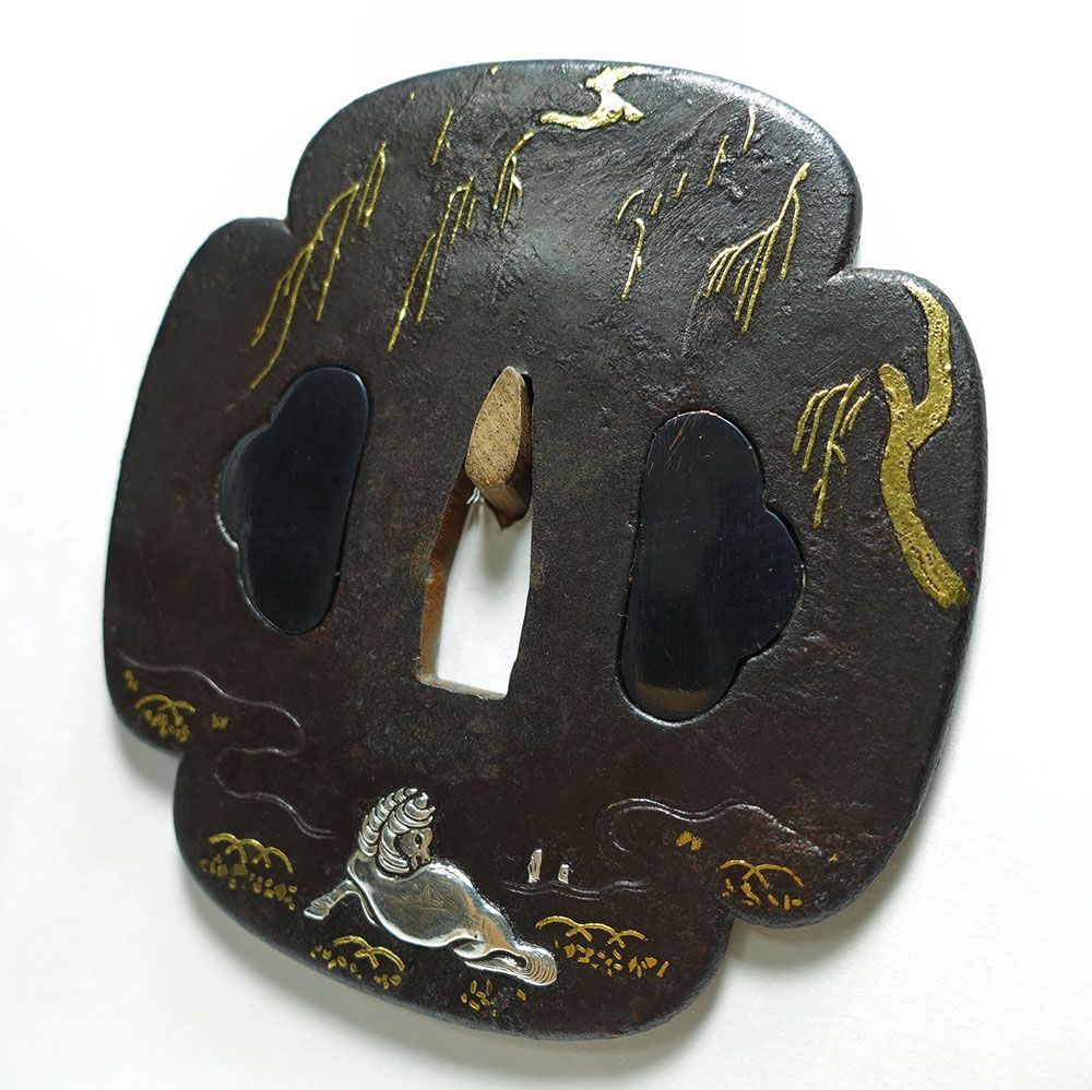 ☆肥後の喰出鐔 鉄地木瓜形蝶唐草文鐔 肥後金工 両櫃孔 毛彫 金象嵌