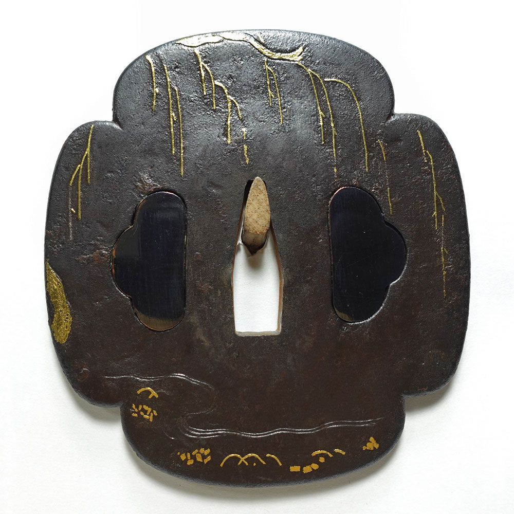 肥後鐔 鉄地木瓜形枝垂柳伏馬図鐔 無銘 両櫃孔赤銅埋 金銀象嵌 肥後