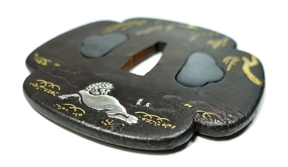 肥後鐔　鉄地木瓜形枝垂柳伏馬図鐔　無銘　両櫃孔赤銅埋　金銀象嵌　肥後金工　桐箱入 肥後鐔 鉄地木瓜形枝垂柳伏馬図鐔 無銘 両櫃孔赤銅埋 金銀象嵌 肥後