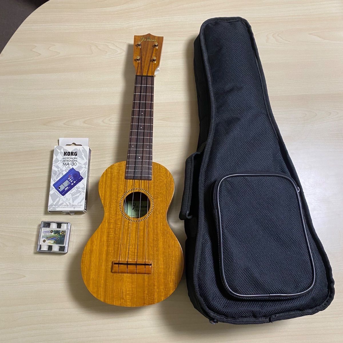Famous FS 5 ウクレレ セット メトロノーム 笛 ケース付