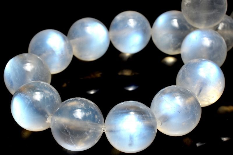 青く揺らめく幻想の輝き ブルームーンストーン