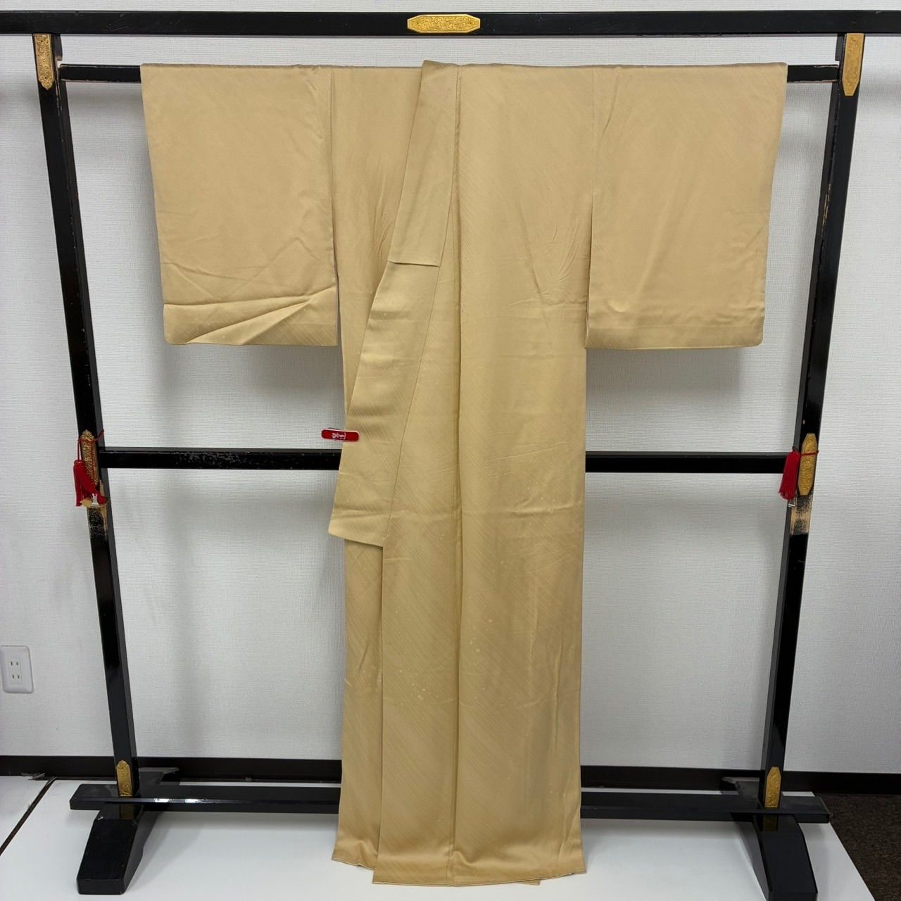 色無地 裄67 一つ紋 上品な地模様 正絹 着物 MK-2185 - メルカリ 色無地 裄67 一つ紋 上品な地模様 正絹 着物 MK-2185 - メルカリ