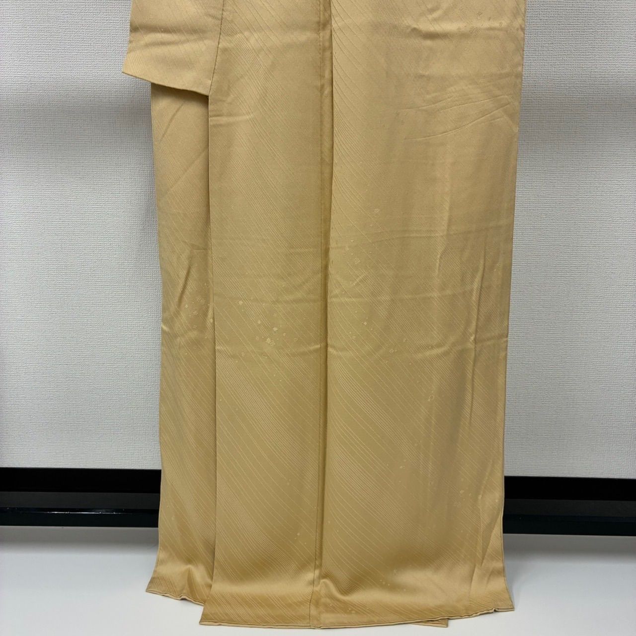 色無地 裄67 一つ紋 上品な地模様 正絹 着物 MK-2185 - メルカリ 色無地 裄67 一つ紋 上品な地模様 正絹 着物 MK-2185 - メルカリ