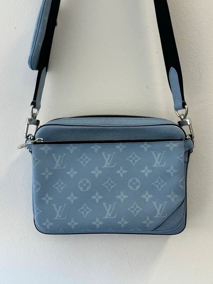 ルイヴィトン トリプル メッセンジャー ブルー