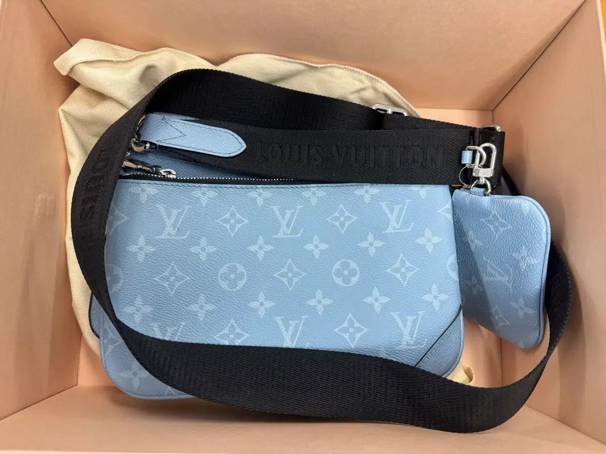 ルイヴィトン トリプル メッセンジャー ブルー