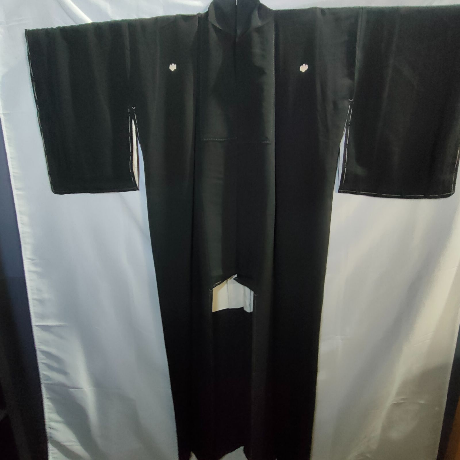 29 しつけ糸付き ♥ 黒紋付 留袖 黒留袖 五つ紋 着物 礼装 正礼装家紋 年代物 アンティーク Vintage 和装 浴衣 和服 骨董 リメイク 昭和 レトロ 婦人服 一点物 JAPAN 日本 織物 冠婚葬祭 喪服 素材 生地 正絹