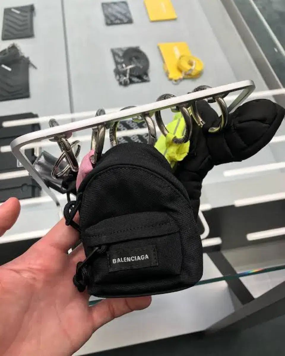 バレンシアガ マイクロ バックパック キーホルダー