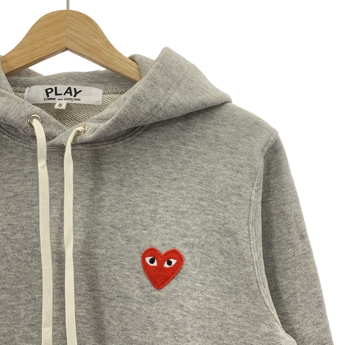 【美品】  PLAY COMME des GARCONS / プレイコムデギャルソン | AD2023/9 | ハートロゴ ワッペン フーディ | S | グレー | レディース プレイコムデギャルソン ハートロゴワッペン ブランドオフ PLAY COMME