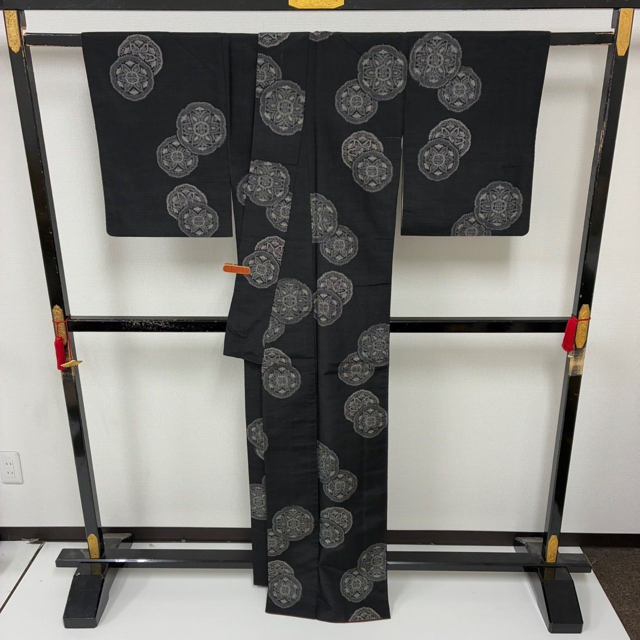 十日町紬 黒地に素敵な絣柄 正絹 着物 MK-2196 - メルカリ