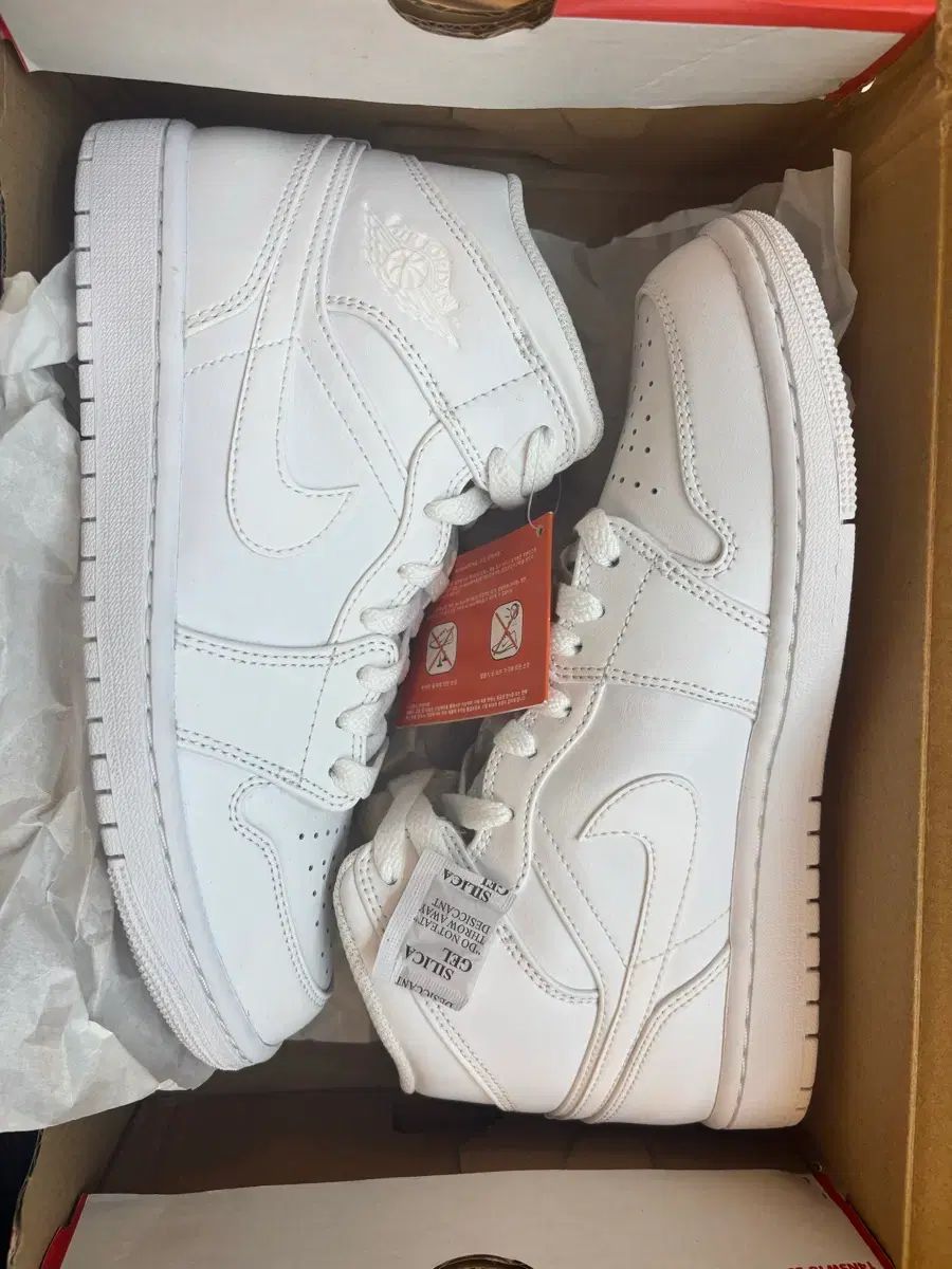 ナイキ エア ジョーダン 1 ミッド オールホワイト 260