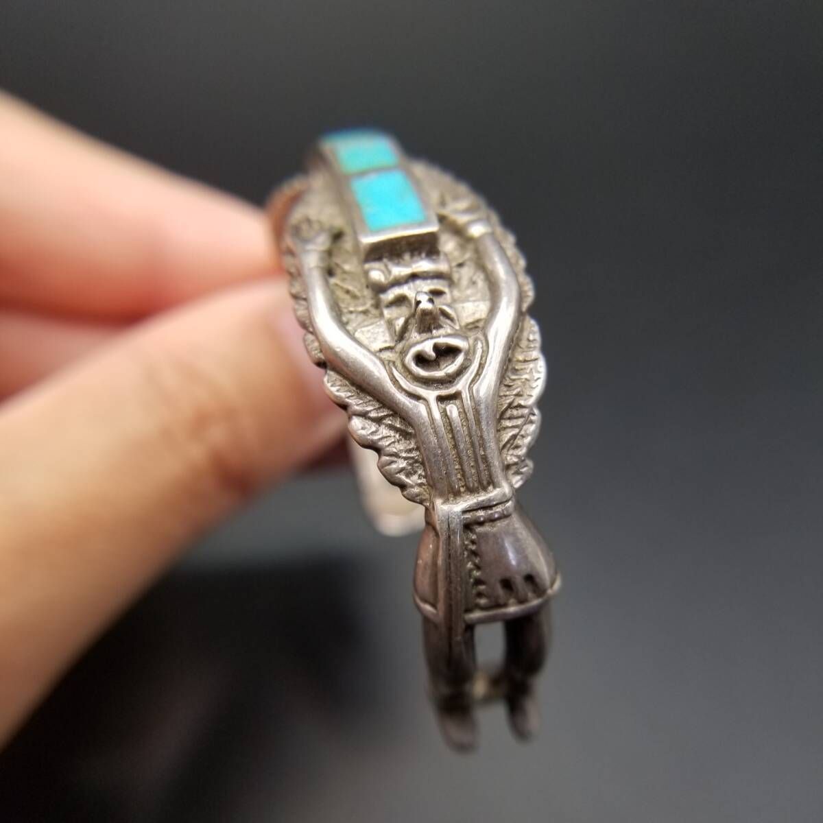 騎士 人の彫刻 ターコイズ インレイ ヴィンテージ シルバー カフ ブレスレット 民族的 トライバル 個性派ジュエリー Y 19-F