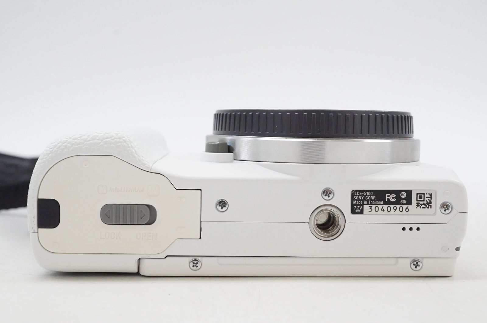 Y32350-1)SonY α5100 ホワイト ミラーレス一眼レフ ボディー - メルカリ