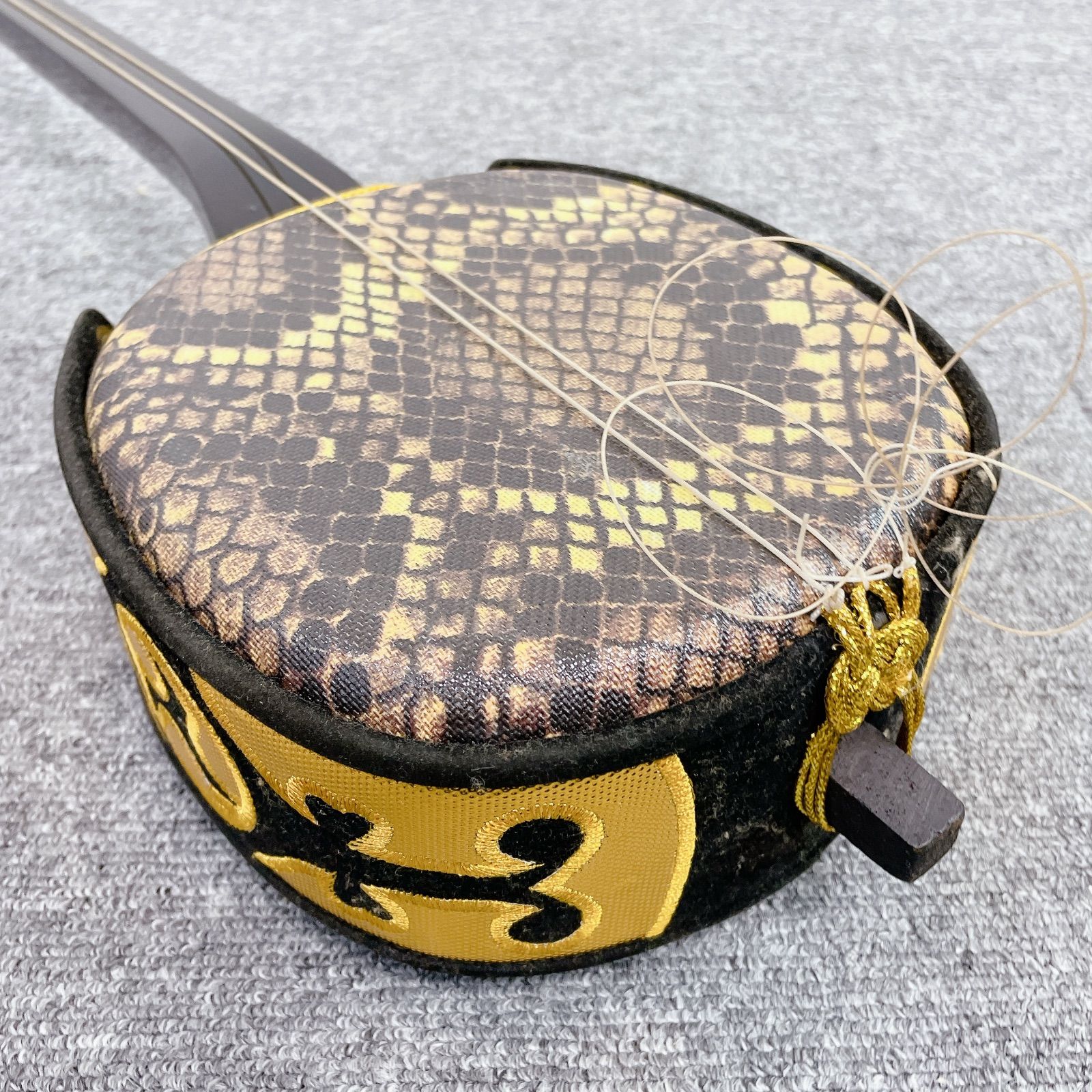 沖縄 三線 民謡 人工蛇皮 へび 人工皮 民謡楽器 和楽器 - メルカリ