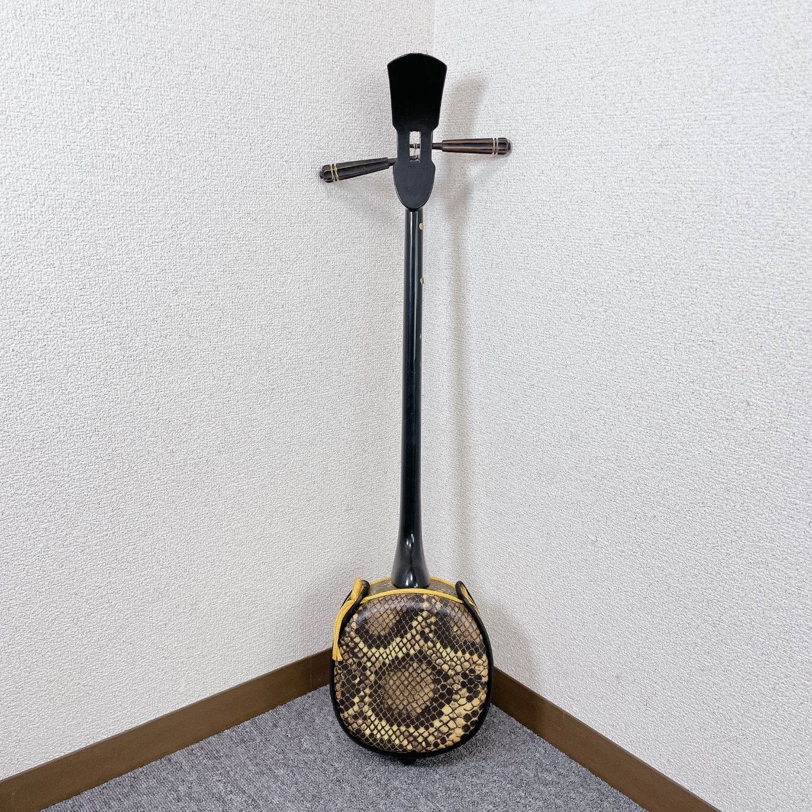 沖縄三線 三線 民謡楽器 沖縄民謡 人工皮 人工 蛇皮 希少】 三線 沖縄 初心者 人工皮 蛇革 蛇皮 ケース 付属品 民謡 和楽器