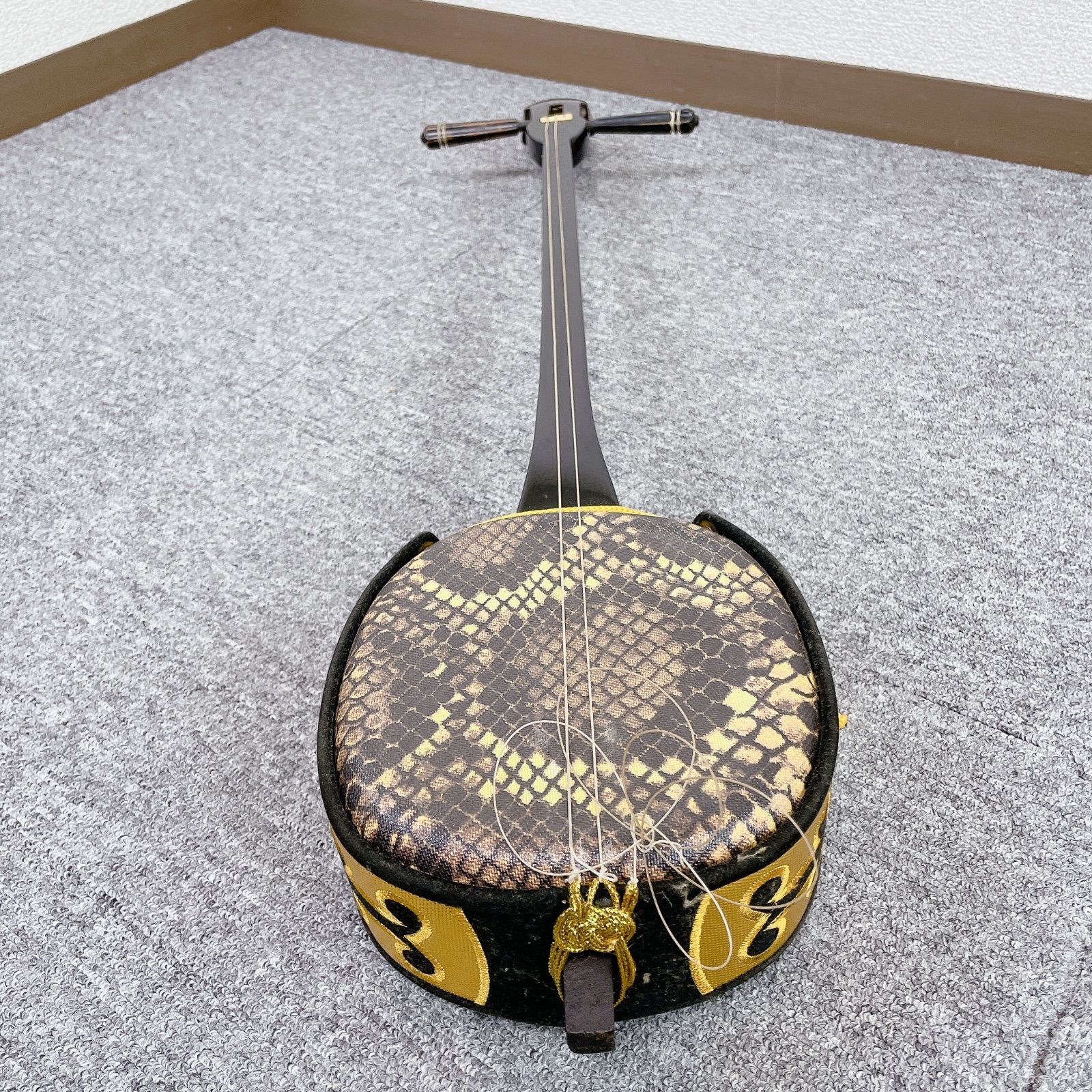 沖縄 三線 沖縄民謡 民謡楽器 ヘビ皮 沖縄 三線 民謡 人工蛇皮 へび 人工皮 民謡楽器 和楽器 - メルカリ