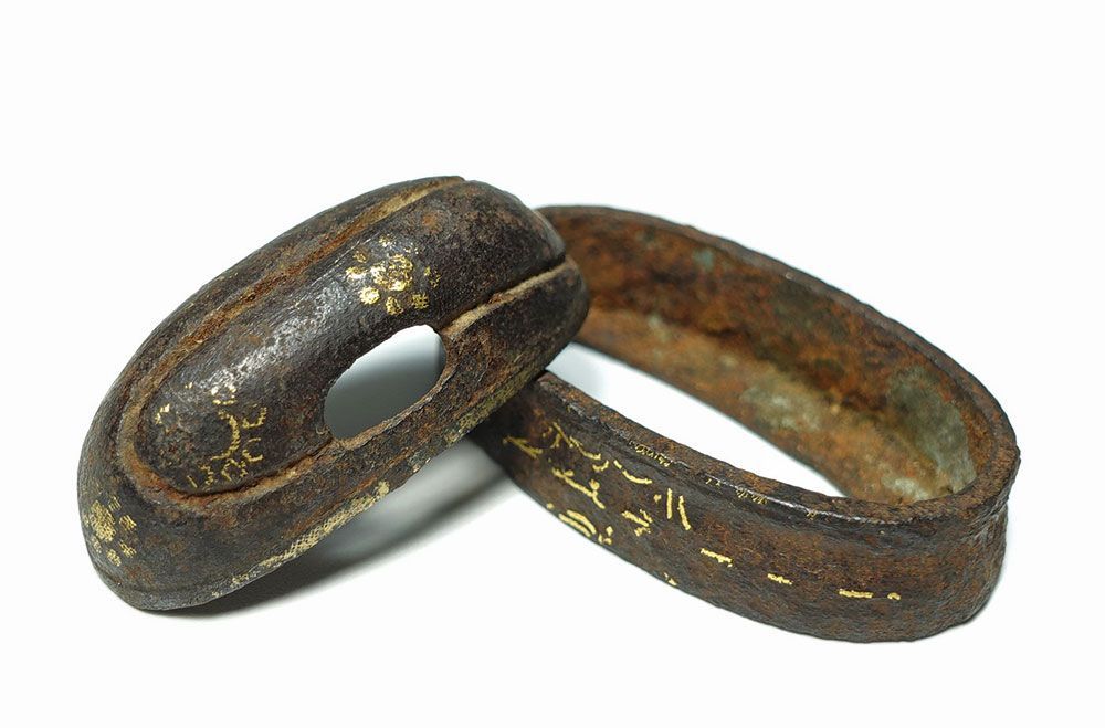 肥後金工　鉄地雪華唐草文縁頭　無銘　金銀布目象嵌　肥後象嵌　肥後拵　細川三斎 肥後金工 鉄地雪華唐草文縁頭 無銘 金銀布目象嵌 肥後象嵌