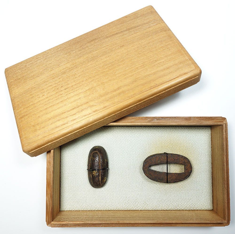 鉄地山道九曜紋散縁頭　縁4cm　山道彫　金象嵌　肥後拵　肥後金工　細川家　桐箱入 鉄地山道九曜紋散縁頭 縁4cm 山道彫 金象嵌 肥後拵 肥後金工 細川家 桐