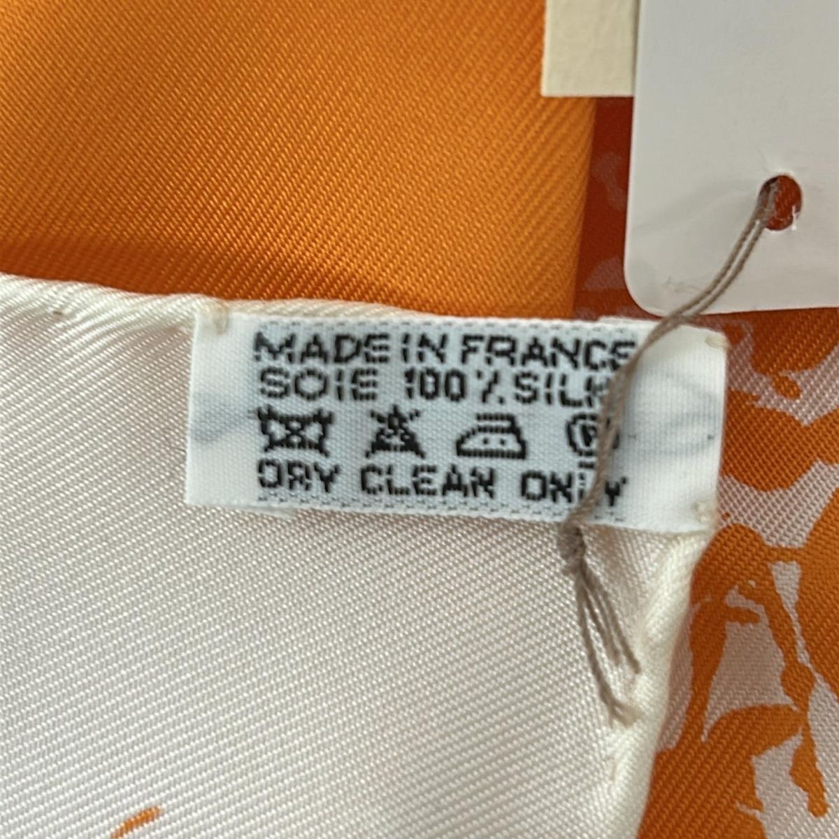 HERMES(エルメス) スカーフ美品 プチカレ アイボリー×オレンジ Cheval HERMES(エルメス) スカーフ美品 プチカレ アイボリー×オレンジ Cheval