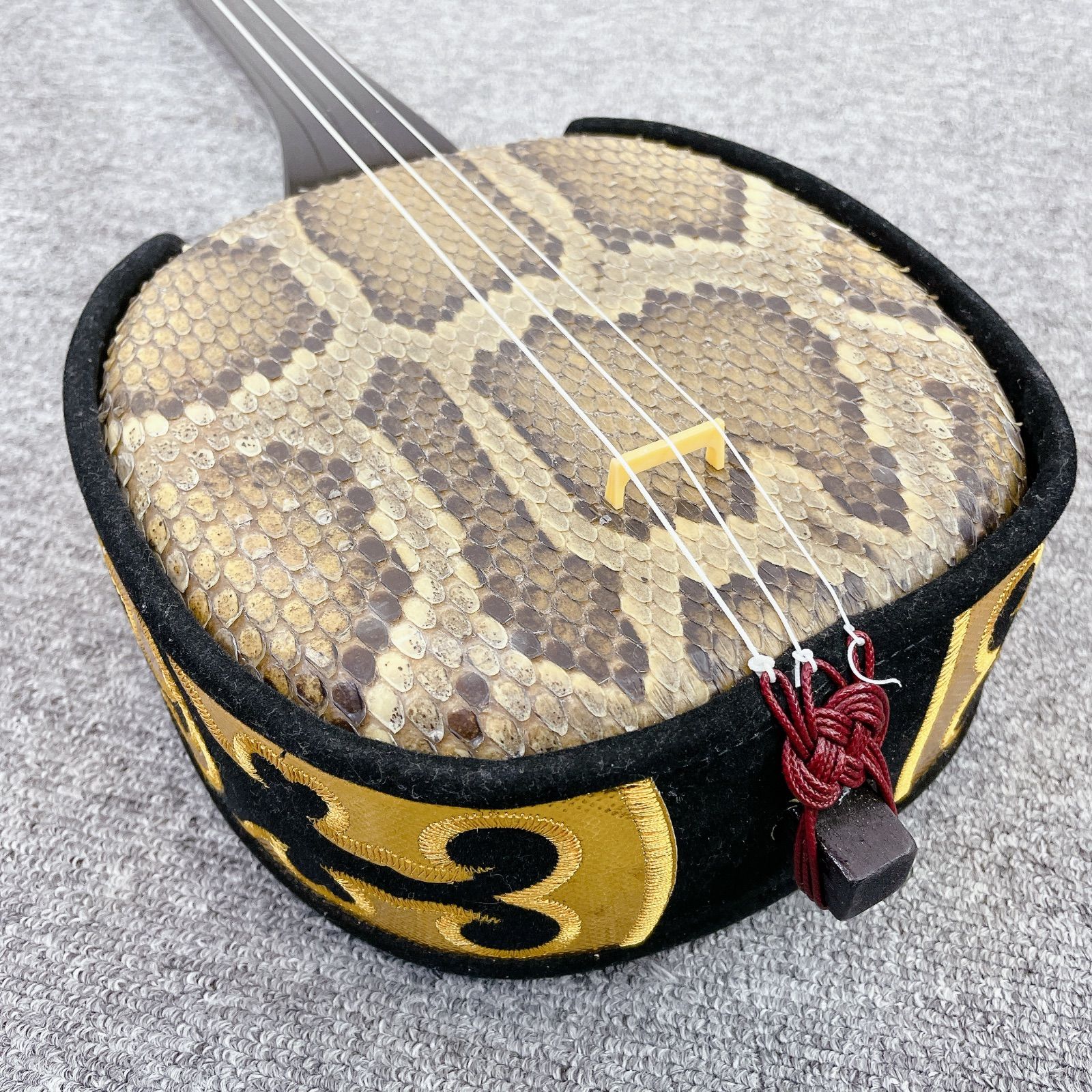 沖縄 三線 沖縄民謡 民謡楽器 ヘビ皮 沖縄 三線 民謡 人工蛇皮 へび 人工皮 民謡楽器 和楽器 - メルカリ