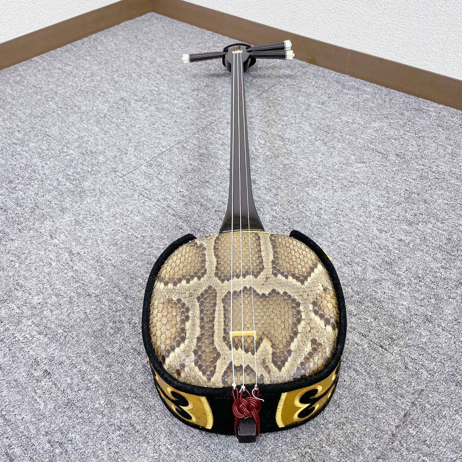 沖縄 三線 蛇皮 民謡楽器 和楽器 民謡 沖縄三線 へび - メルカリ