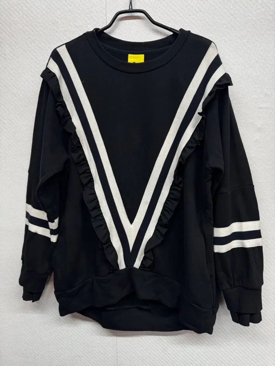 LUCKY ラッキーシュエトゥ フリル スウェット 66