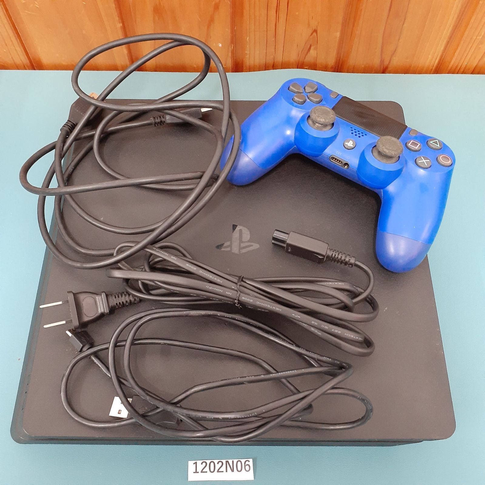 1202 N 06 SONY PlayStation 4 PS 2200 B 起動 済み 箱なし