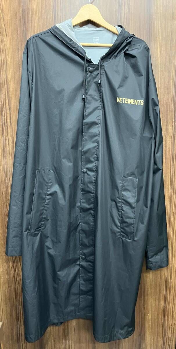 VETEMENTS ヴェトモン　モノグラム　ナイロン　コート　美品 新品タグ付き☆19AW VETEMENTS モノグラム ブランドロゴ コート 三代目
