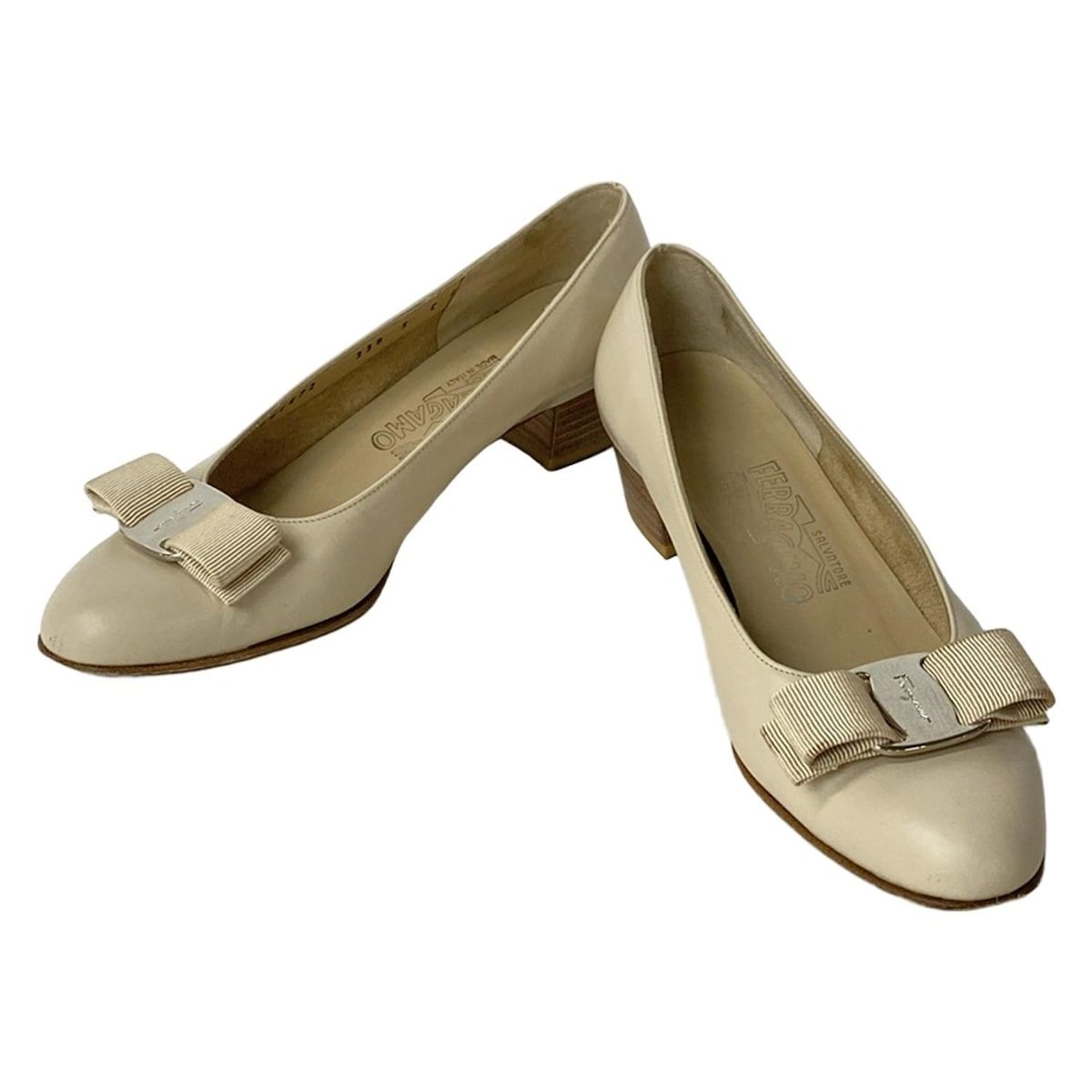 SalvatoreFerragamo サルバトーレフェラガモ パンプス 5 C レディース - アイボリー ヴァラ レザー