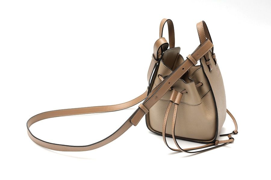 ロエベ LOEWE ハンモック ドローストリングバッグ ミニ ソフトグレインカーフ サンド グレージュ系 商品番号 S-159746