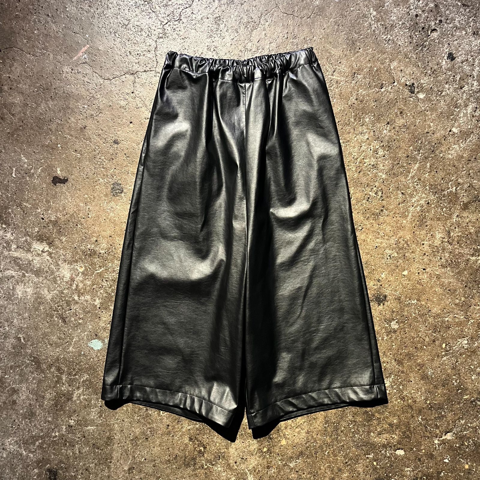 【専用】今期 24aw 新品未使用 コムデギャルソン フェイクレザー スカート COMME des GARCONS 24aw フェイクレザーサルエルパンツ S ワイド