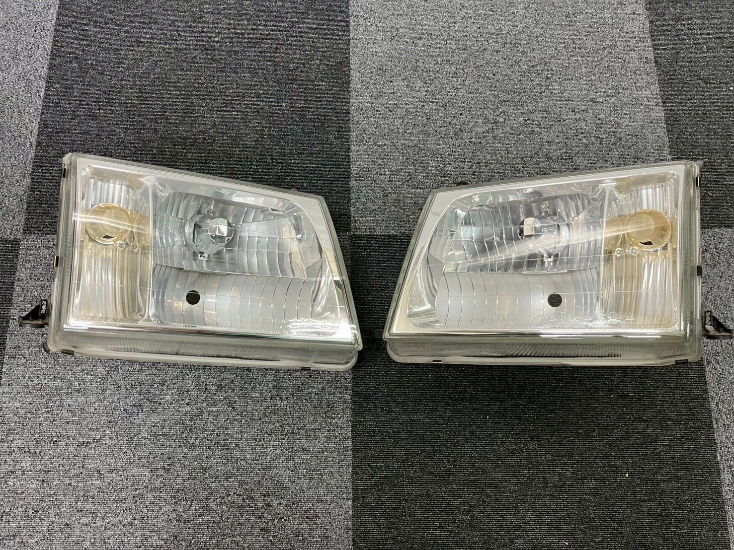 2512-31-1 美品 トヨタ 純正 ランドクルーザー 100系 ヘッド ライト