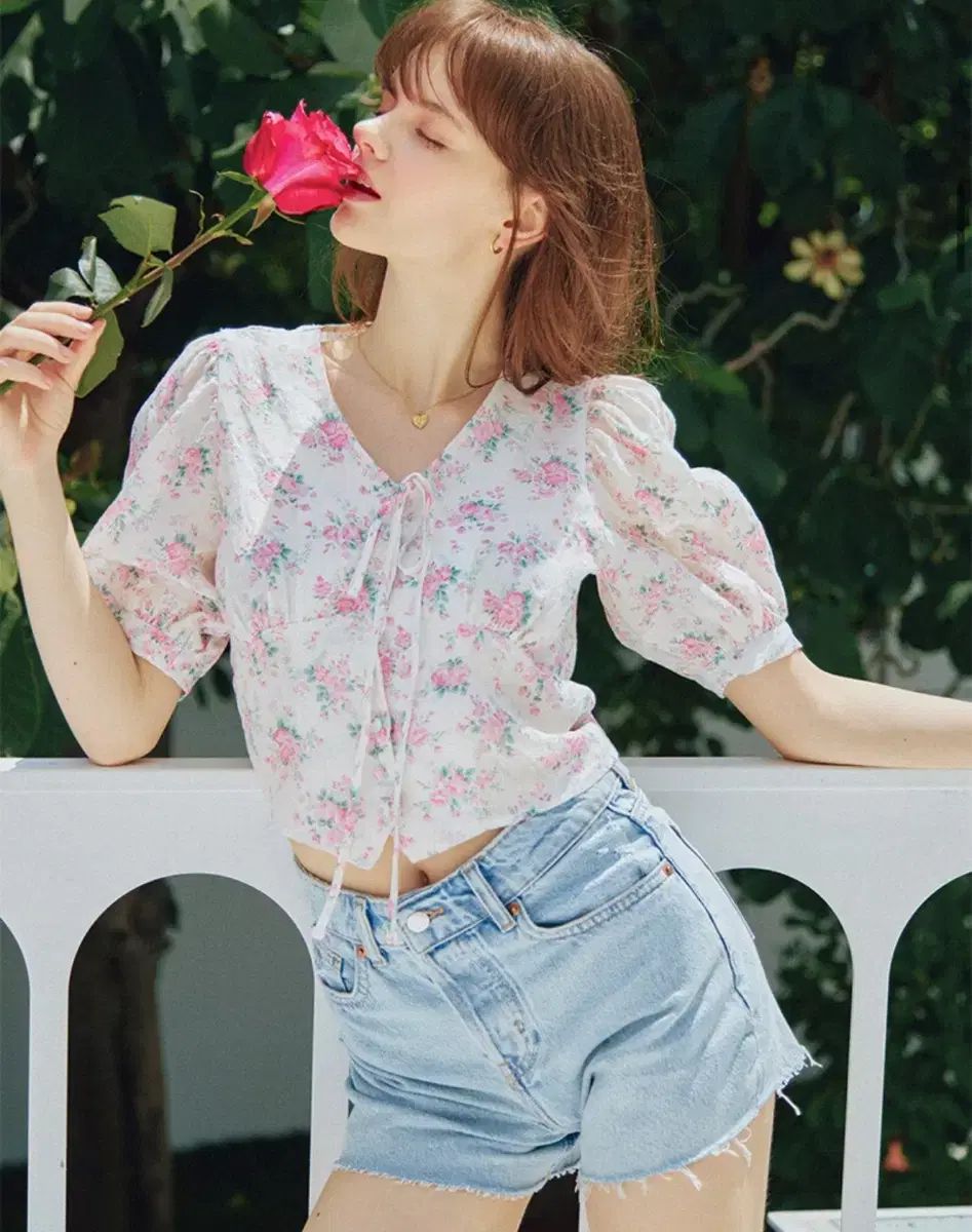 ベンバー Vネック パフスリーブ ブラウス 白