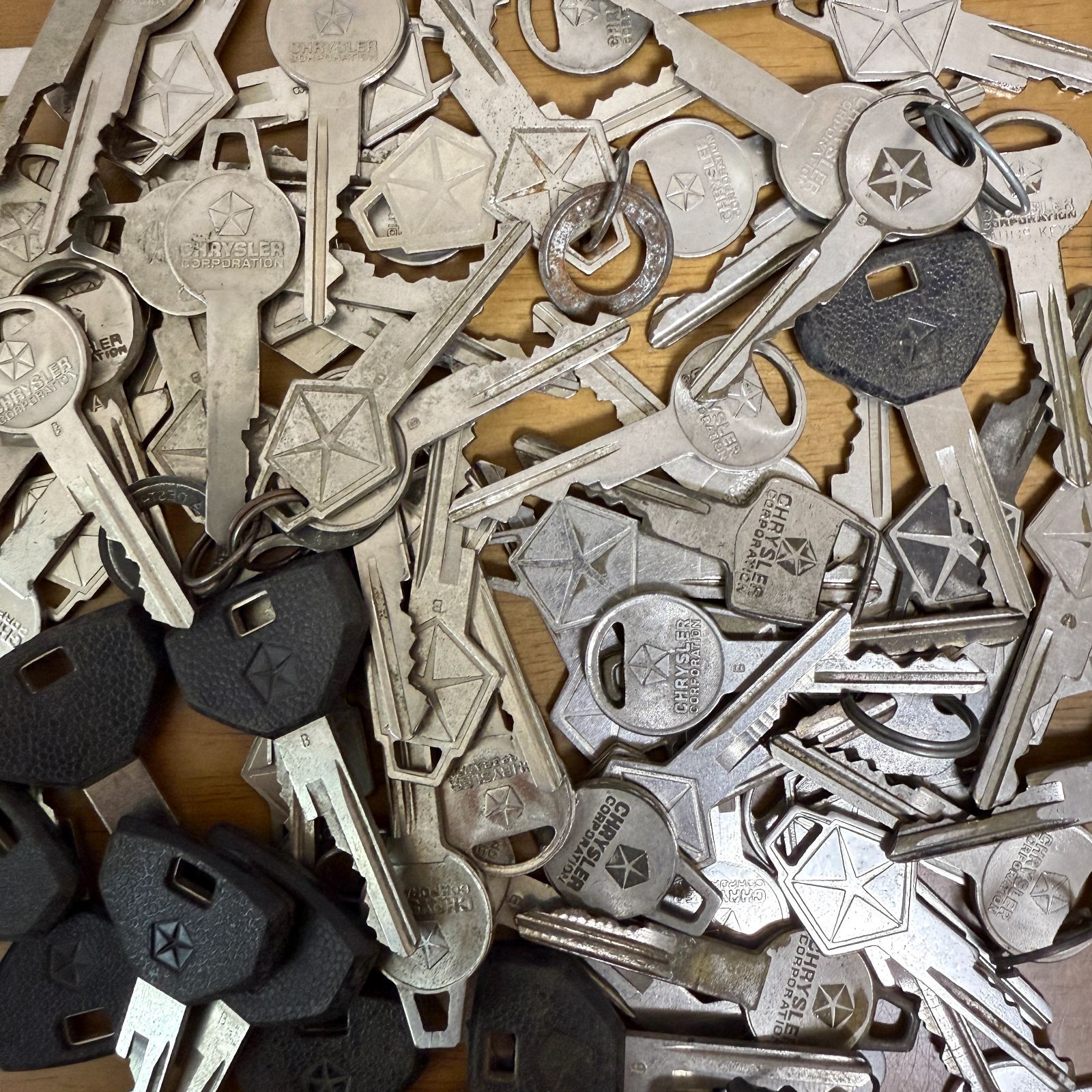 A クライスラーのみ 古鍵 キー アメリカ ヴィンテージ 大量 まとめ売り まとめて セット 卸売 アイテム コレクタブル インテリア ディスプレイ デザイン DIY ハンドメイド 外車 アメ車