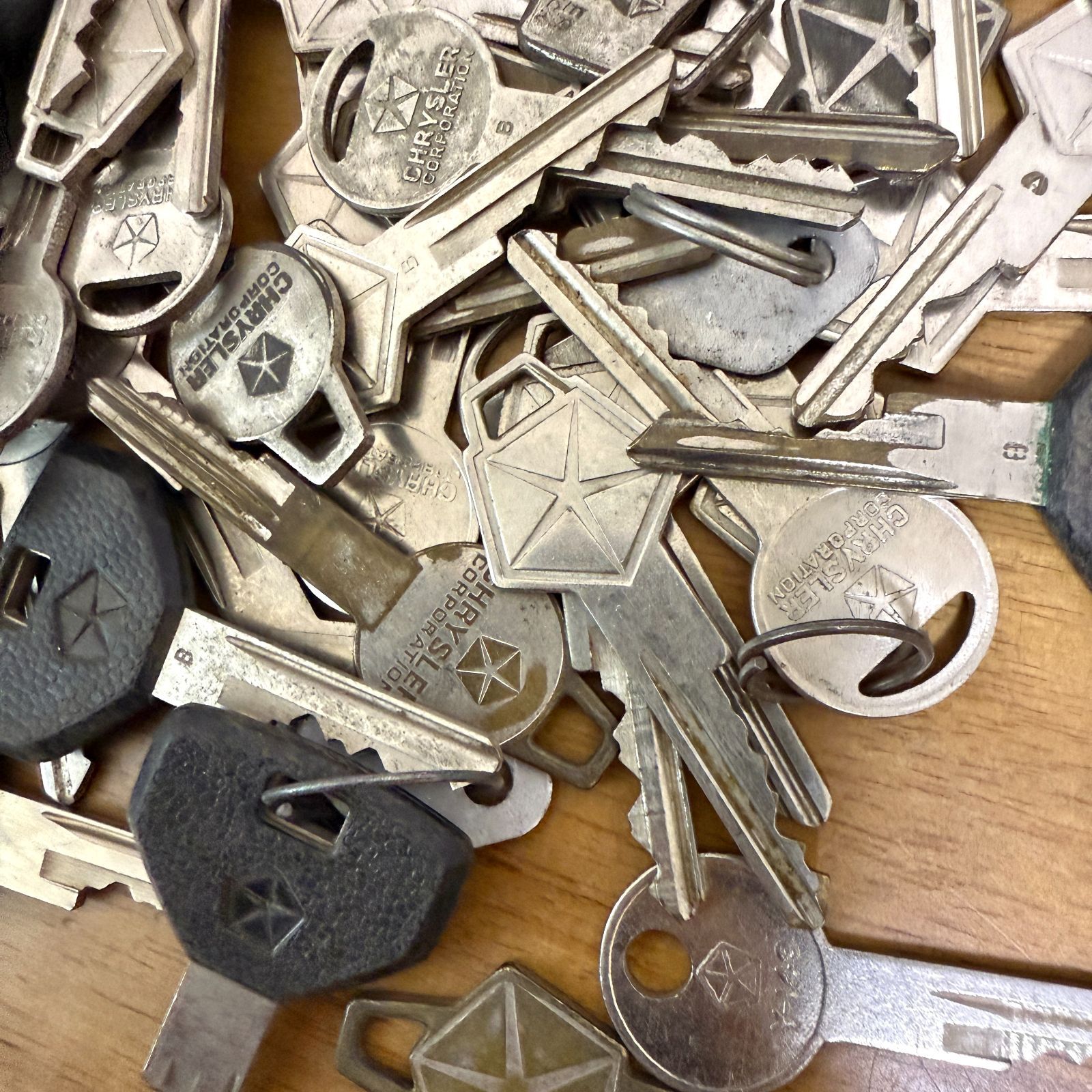 A クライスラーのみ 古鍵 キー アメリカ ヴィンテージ 大量 まとめて セット 卸売 アイテム コレクタブル インテリア ディスプレイ デザイン DIY ハンドメイド 外車 アメ車