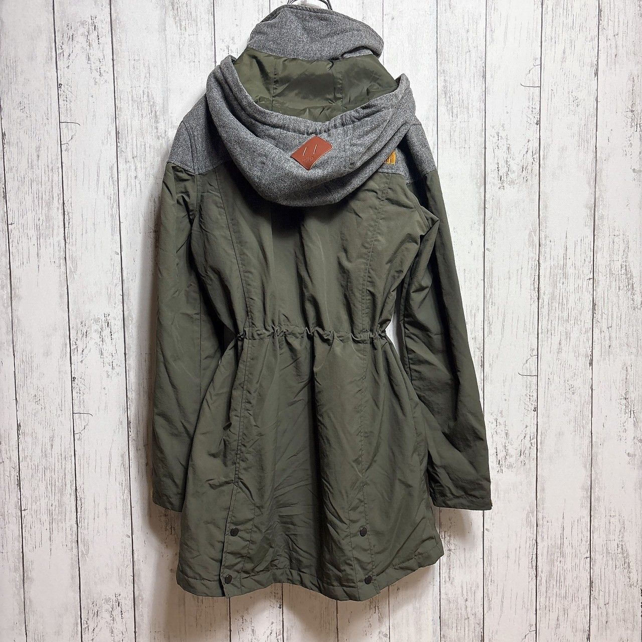 THE NORTH FACE マウンテンパーカー カーキ・グレー THE NORTH FACE ノースフェイス マウンテンパーカー グレー×カーキ 85