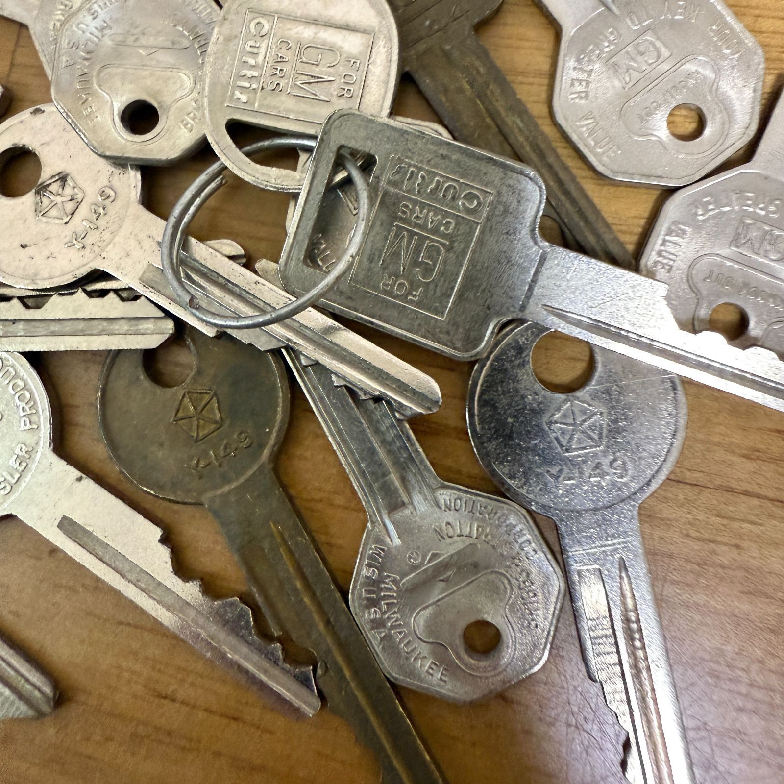 B 外車のみ 古鍵 キー クライスラー GM アメリカ ヴィンテージ 大量 まとめて セット 卸売 アイテム コレクタブル インテリア ディスプレイ デザイン DIY 外車 アメ車 卸