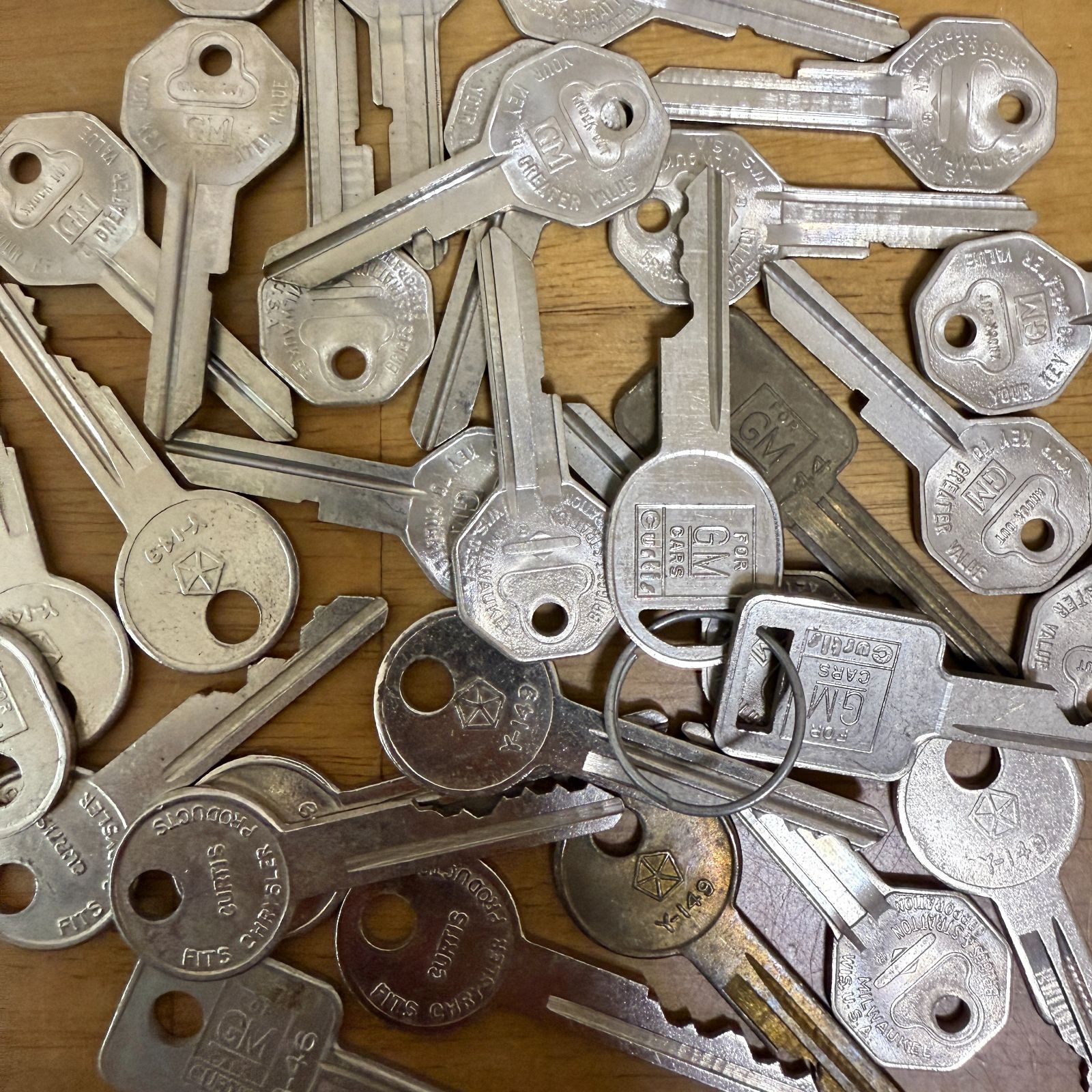 B 外車のみ 古鍵 キー クライスラー GM アメリカ ヴィンテージ 大量 まとめ売り まとめて セット 卸売 アイテム コレクタブル インテリア ディスプレイ デザイン DIY 外車 アメ車 卸