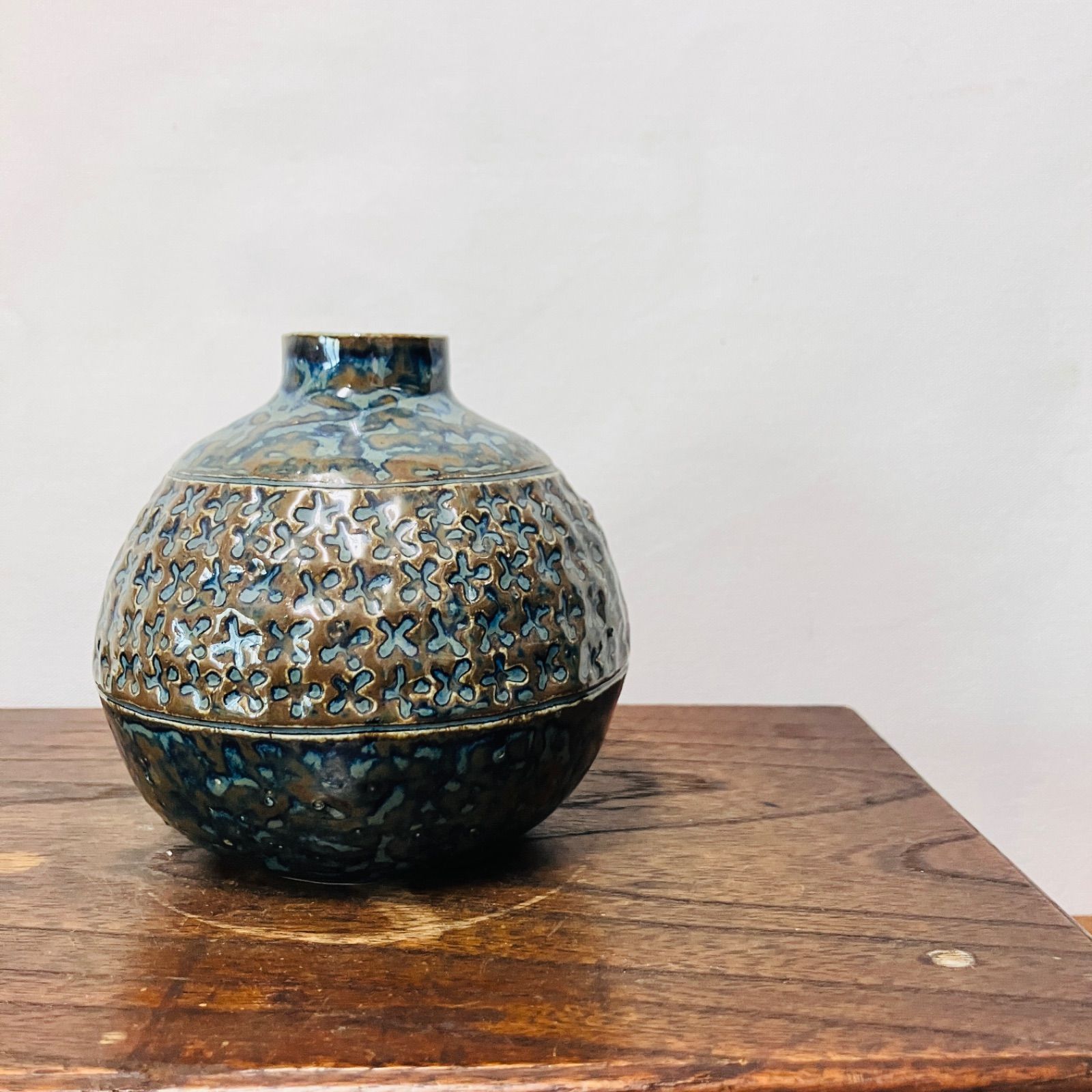 青釉 レリーフ模様の丸壺 一輪挿し 花器 陶芸 刻印あり - メルカリ