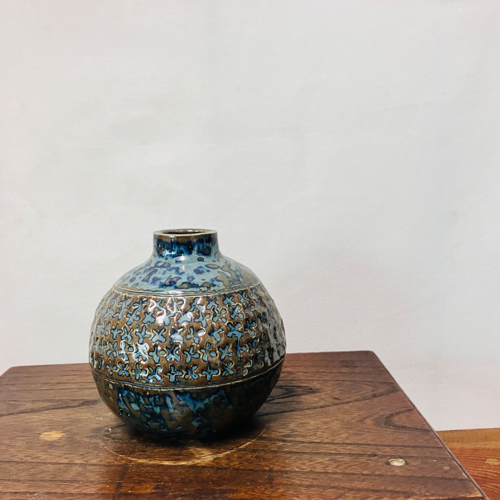 青釉 レリーフ模様の丸壺 一輪挿し 花器 陶芸 刻印あり - メルカリ