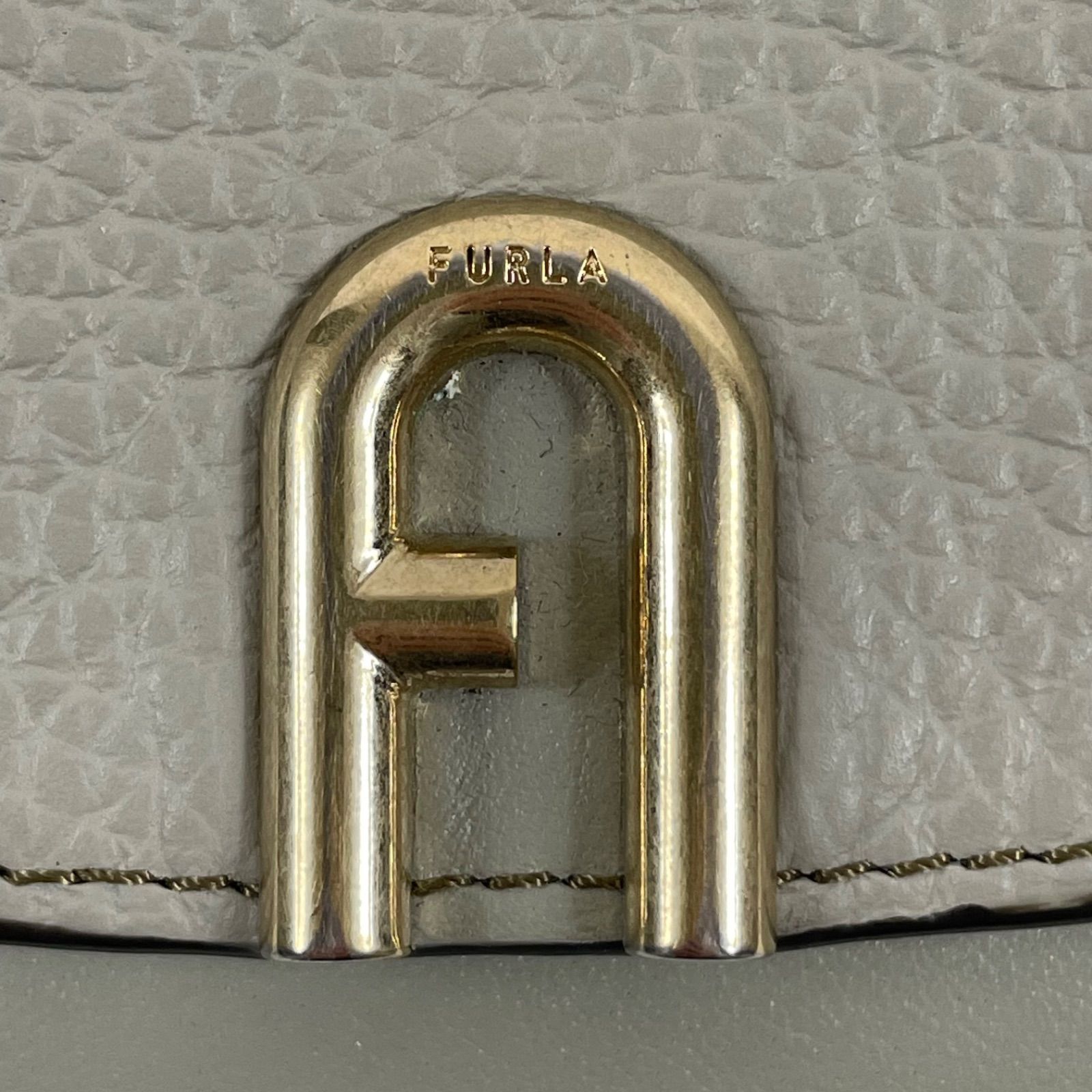 美品✨FURLA フルラ 長財布 プリムラ アーチロゴ ゴールド金具 グレージュ FURLA フルラ 長財布 ウォレット プリムラ 長財布 フラップ アーチロゴ