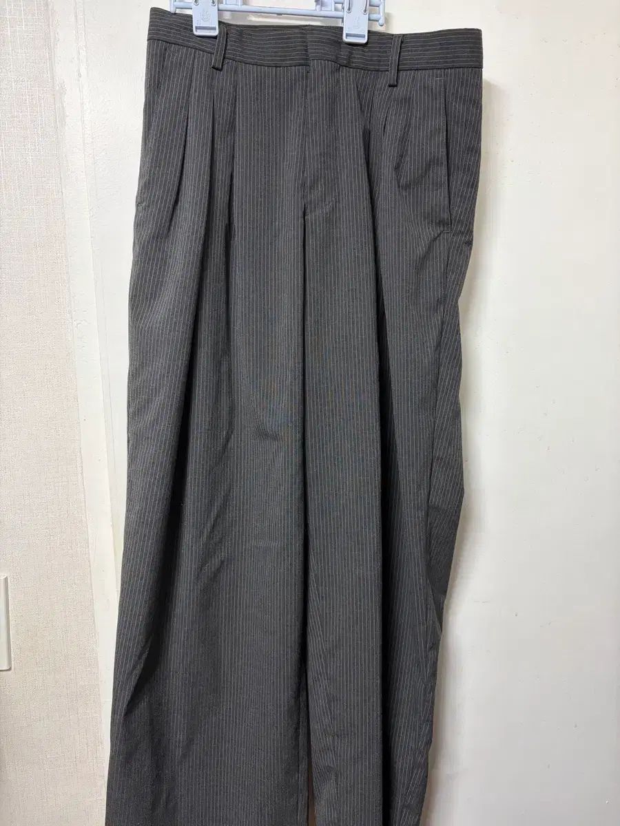 JUAN HOMME ジュアンオム ピンストライプ プリーツ ワイド スラックス チャコール