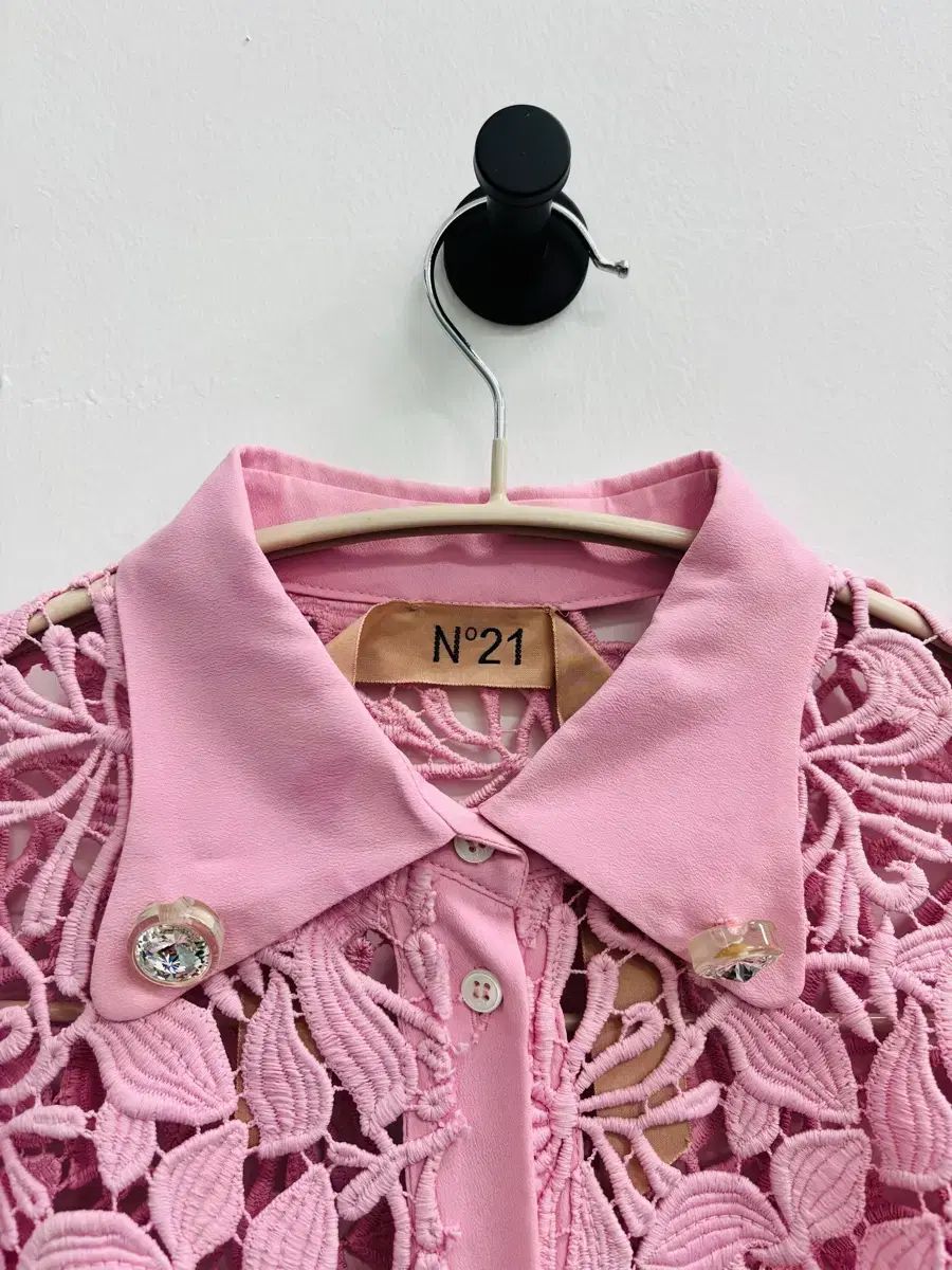 No21 (ナンバー투エンワン) ピンク レース シャツ 割引 ONE PIECE ヌメロヴェントゥーノ N21 ワンピース H021 5262  レース 刺繍