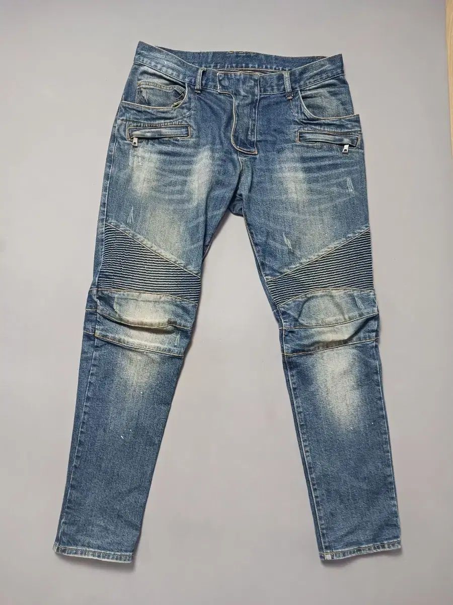 34 BALMAIN 白ペインティング バイカーデニム 