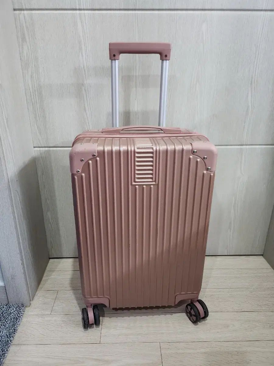 20インチ ピンク色 旅行用キャリー