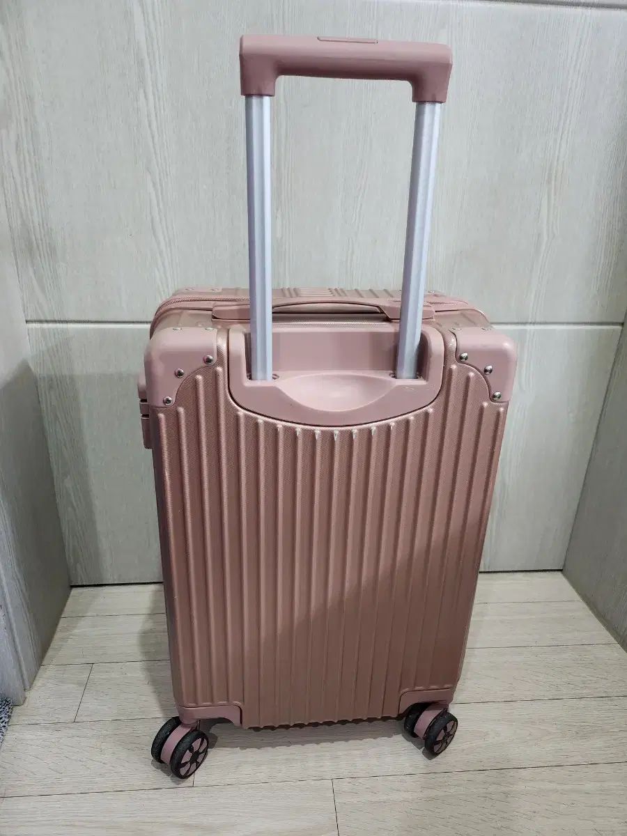 20インチ ピンク色 旅行用キャリー